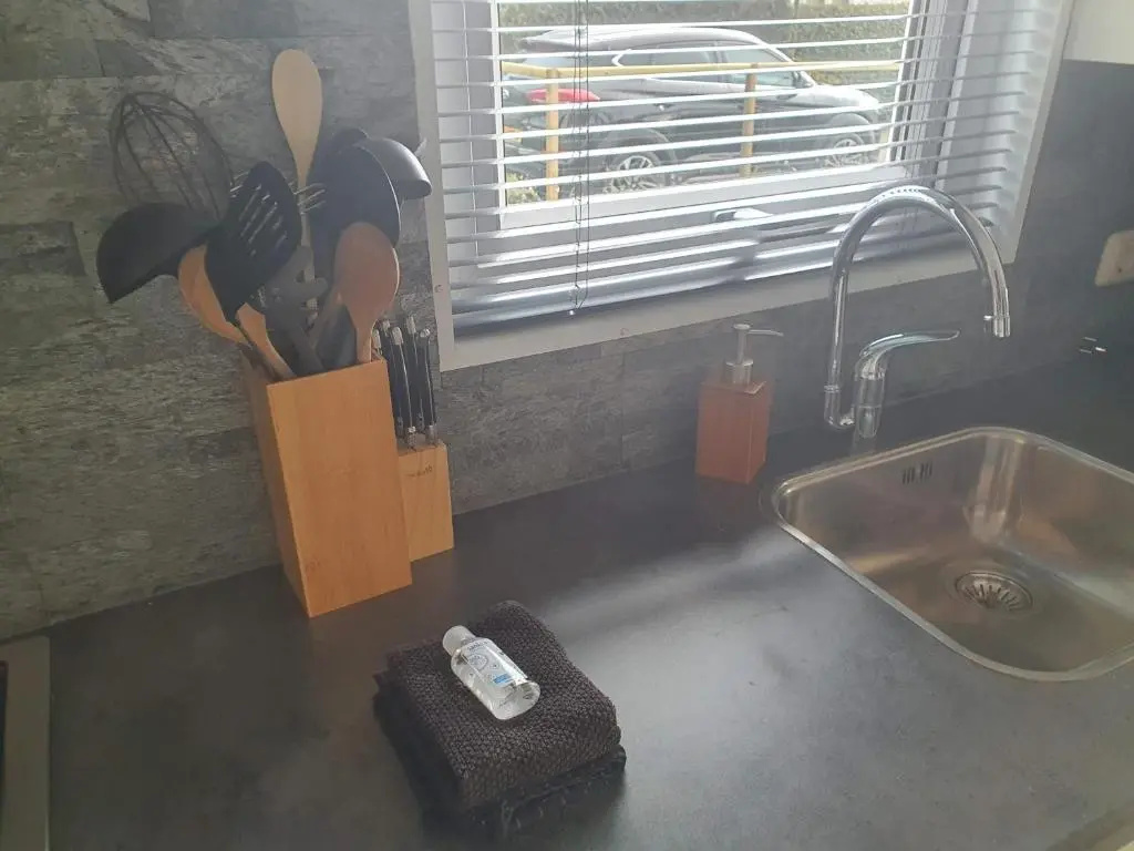 Relax huisje is een luxe huisje met een vaatwasser en zeer snel WIFI 5G en is voorzien van een nieuwe badkamer en keuken met een omheinde tuin met een eigen parkeerplaats