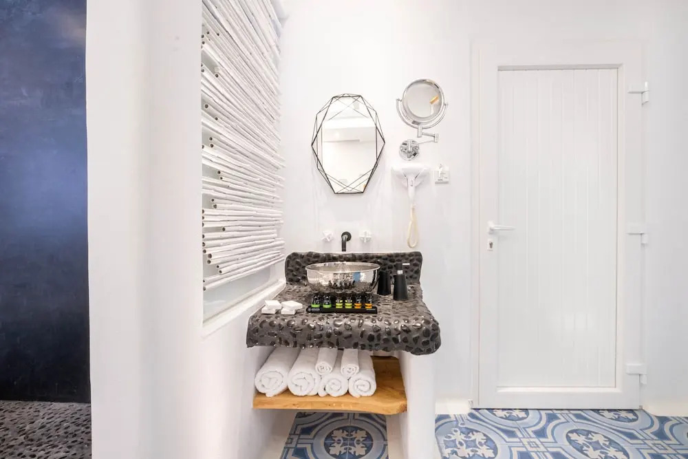 KYMA & HELIOS Deluxe Suites with Hot Tub at AmazeU Suites Naxos