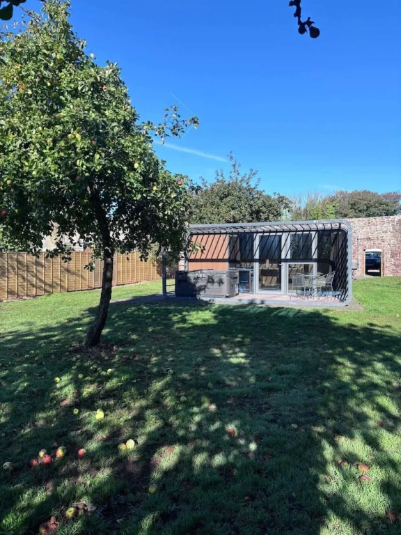 Glamping Pod With Hot Tub in Orchard