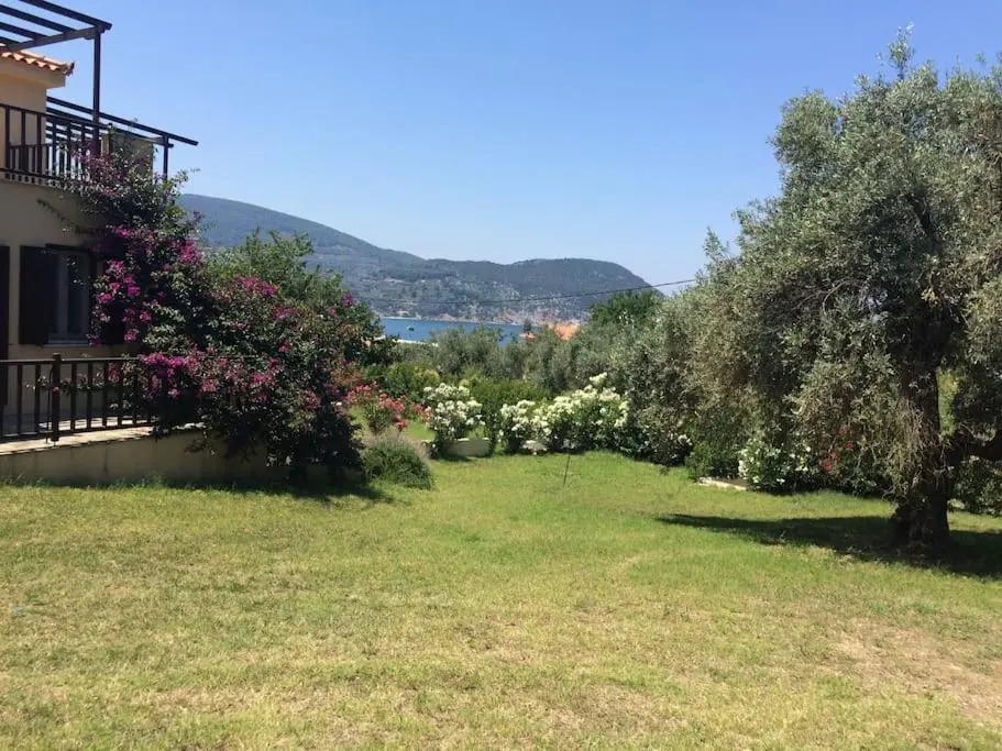 Emilia House ,private yard, 1 km to town, sleeps 4