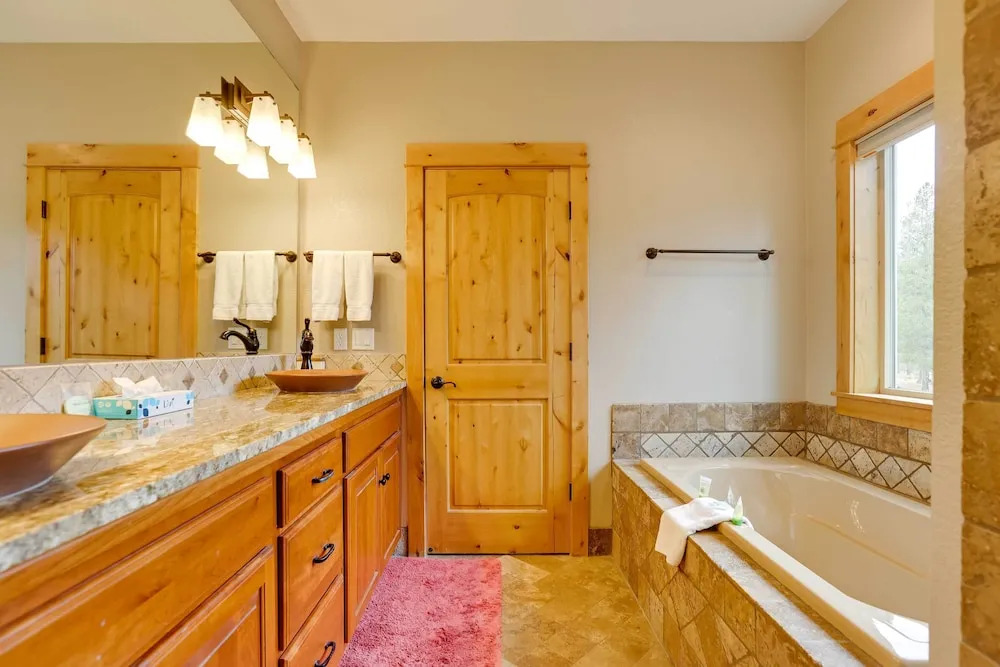 Private Pool & Hot Tub: Sunriver Retreat!