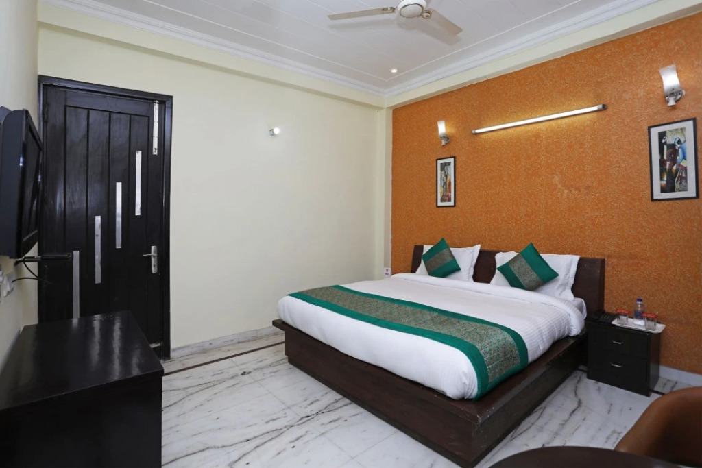 Oyo 11606 Hotel Diplomat Residency