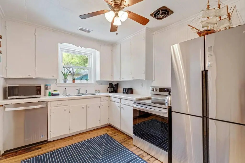 208 W Ashley - Central Location - 2 Mins to the Beach