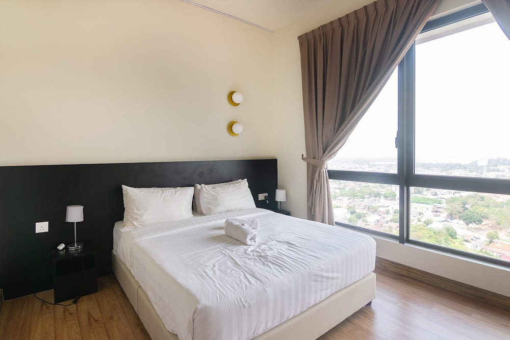 Modern 2BR Stay, Pool, Near Jonker St Melaka