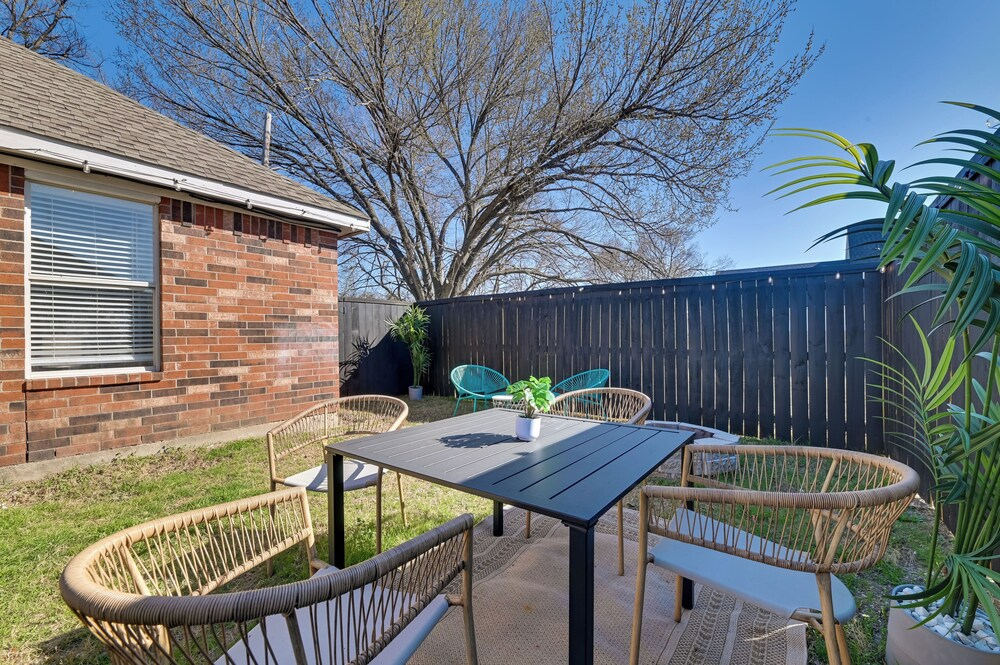 Walk to Mckinney Square! Couples Retreat w/ Yard