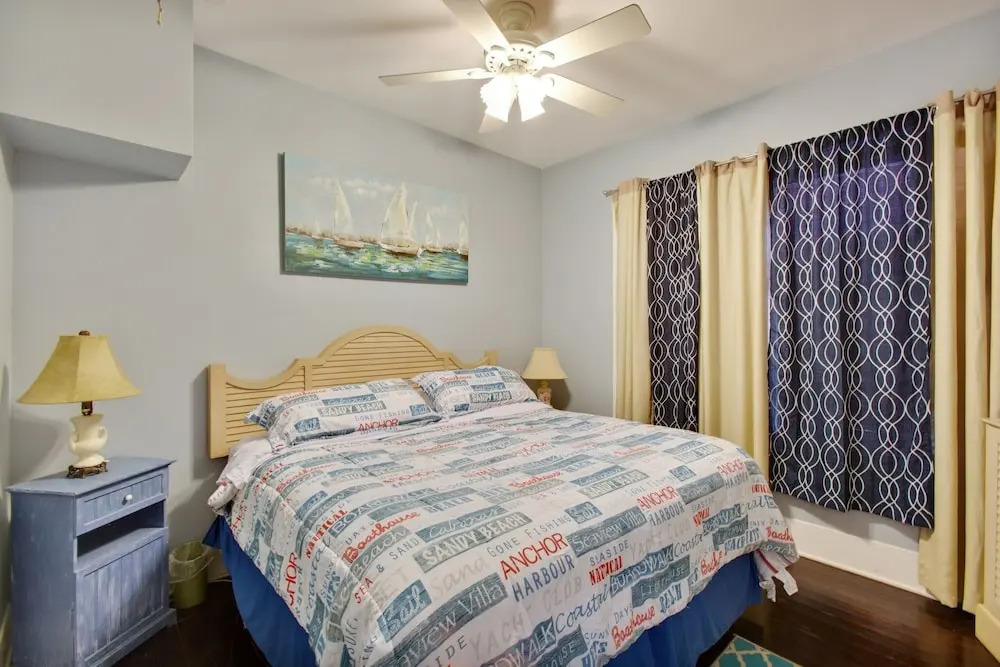 Sea Life - Just Blocks To Beach! 3 Bedroom Home by Redawning