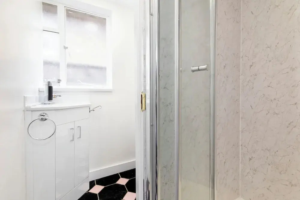 Lux 8Br Thamesfront Villa w Yacht & Sauna
