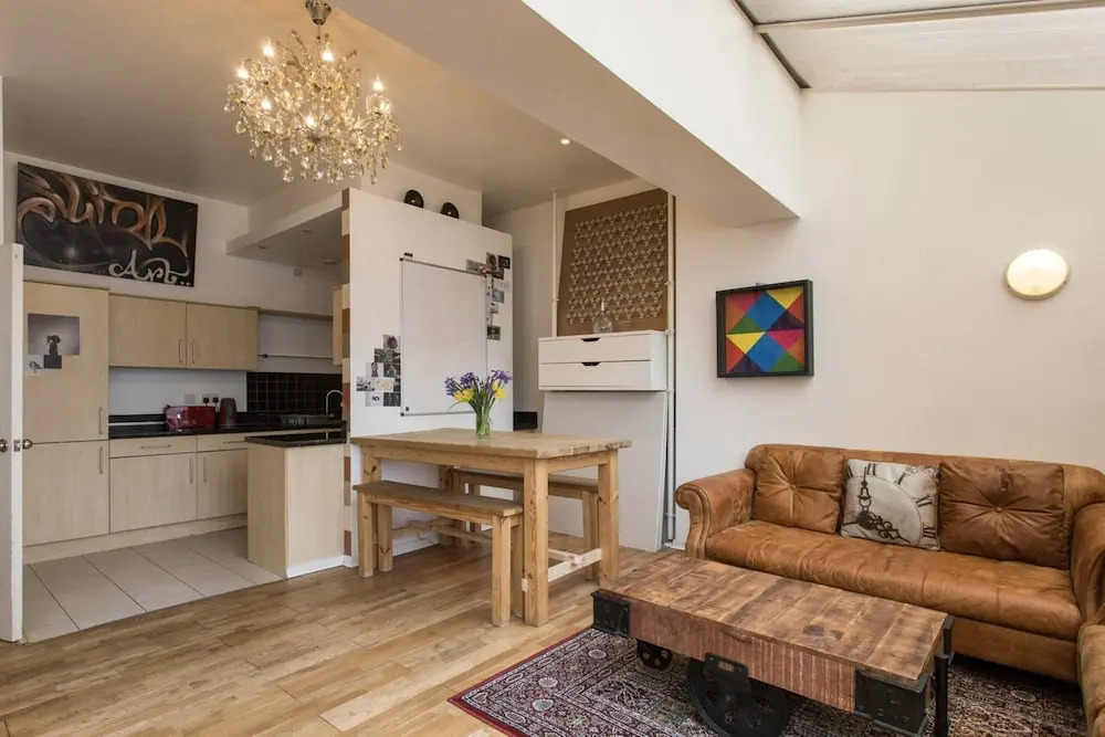 Bright & Spacious 2 Bed w/ Terrace near City Centre