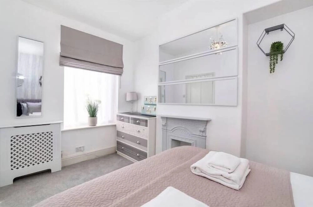 Amberley House with Hot Tub, Free Parking