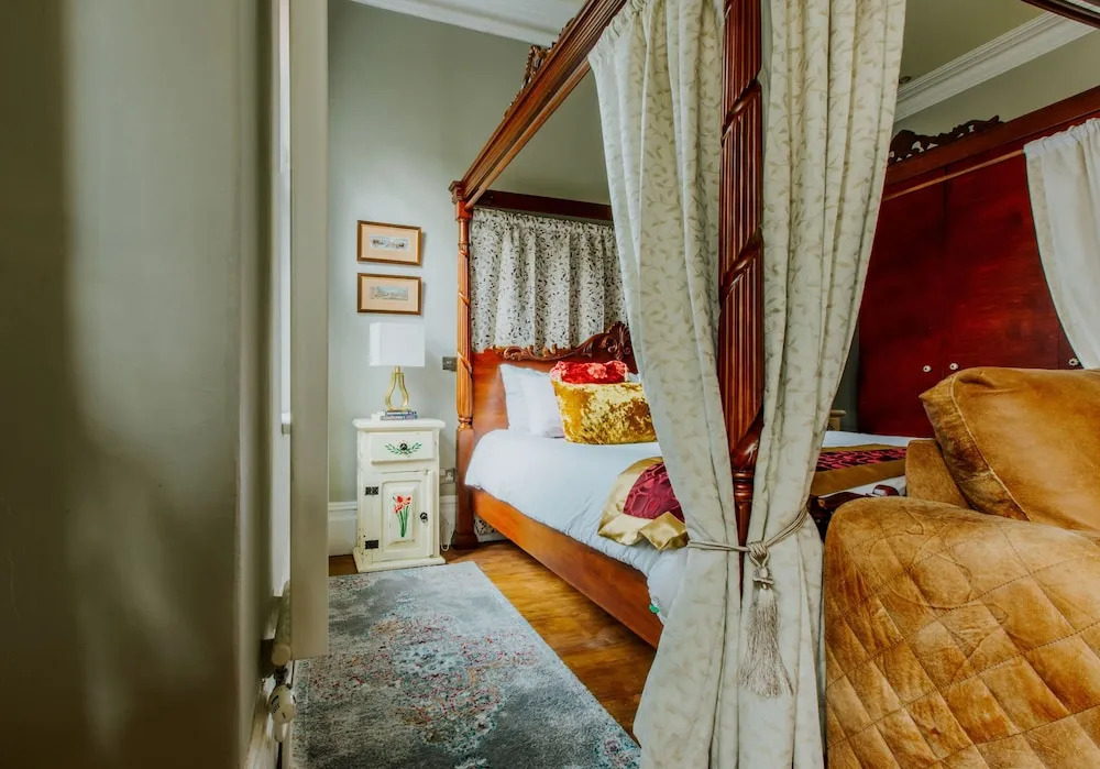 The Suite, 82 Cathedral, Private Parking