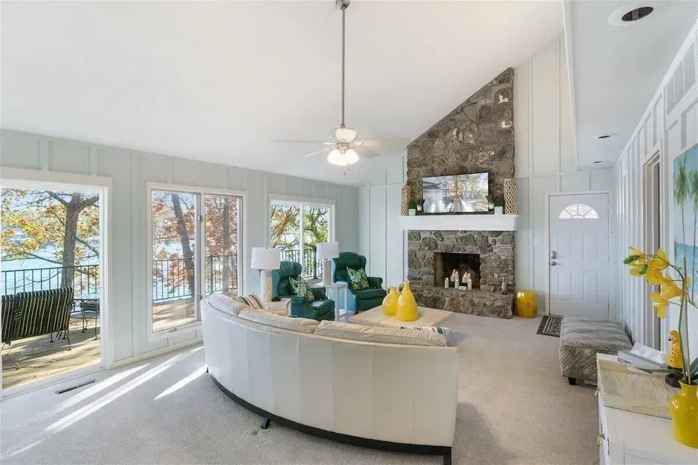 2 Lakefront Homes: Wide Decks, Great View