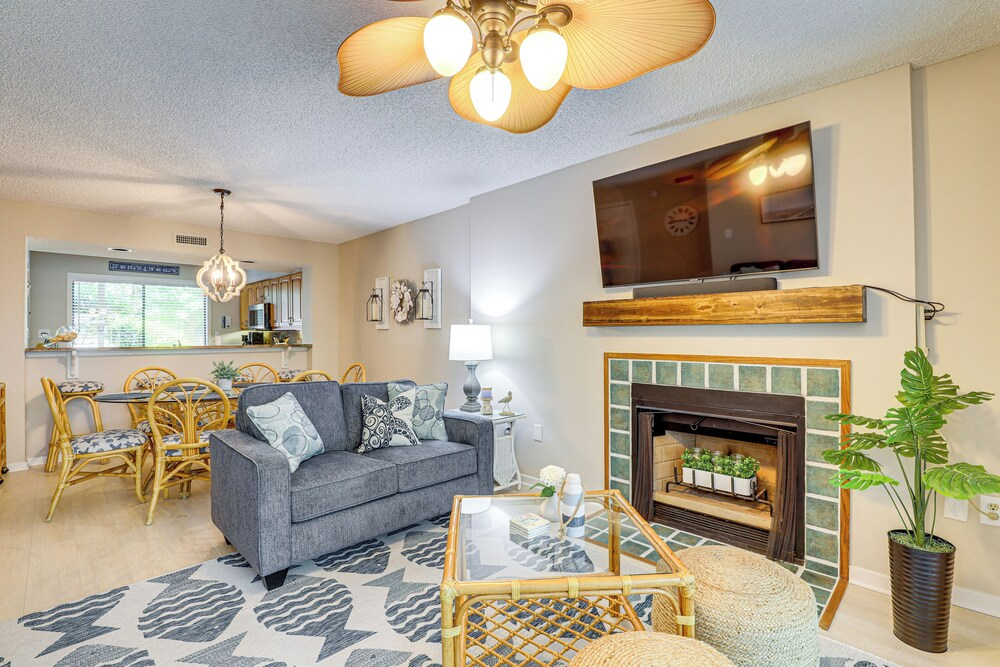 Private Deck & Pool Access: Myrtle Beach Getaway!