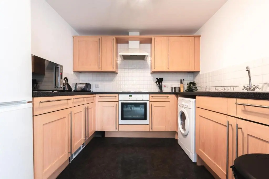 BEST PRICE! LARGE SPACIOUS 2 BED APARTMENT - King Size or Single Beds, Sofabeds, Smart TVs, FREE PARKING