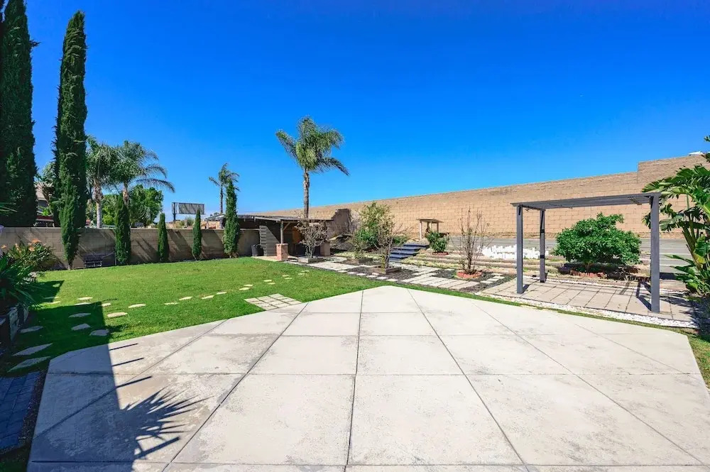 Spacious Family Retreat w Garden Modern Comfort