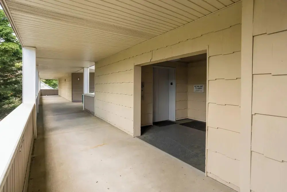 Mariners Court 204