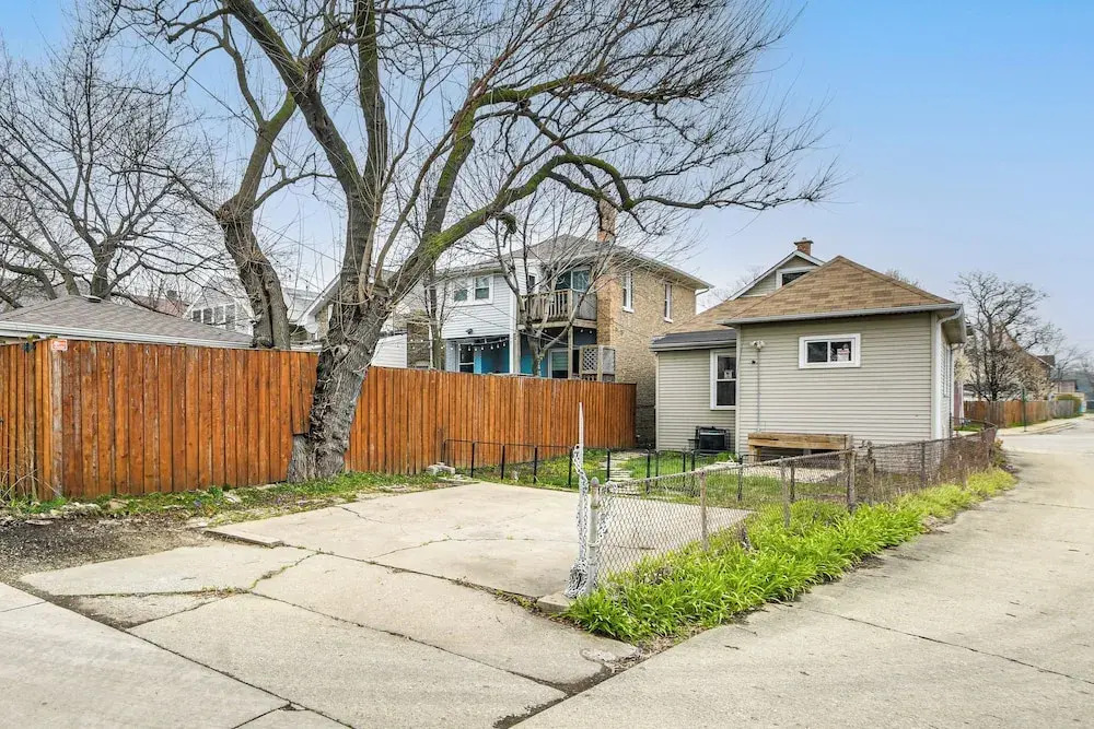 Pet Friendly: 8 Mi to Chicago - Fenced Backyard!