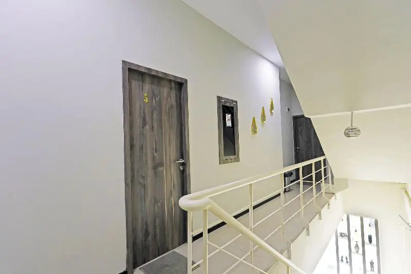 Capital O 91407 Kb Luxury Hostel