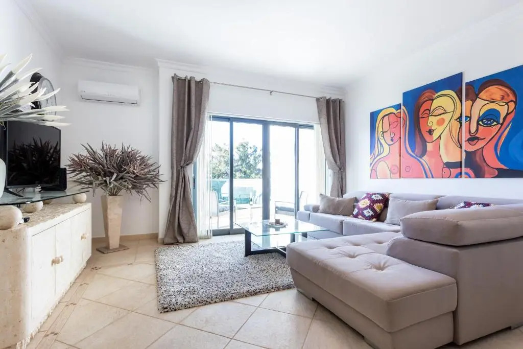 Sacha's sweet home, lovely 2 bedroom apartment, walking distance to town, beach and marina