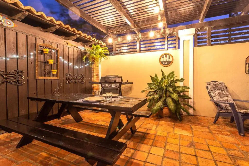 Apartment With Charming Patio+ BBQ Near Beach! Free Util's