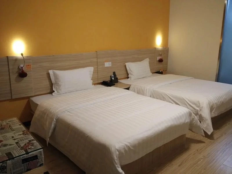 7 Days Inn (Yiyang Anhua Luoma Square)