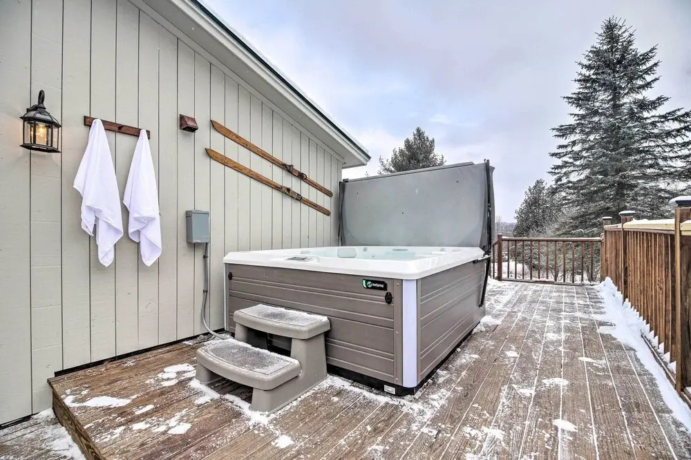 Cozy Apt w/ Hot Tub & Deck, 10 Mi to Stowe Resort!