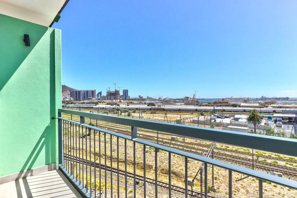 Stunning work pad on 1onAlbert- 601