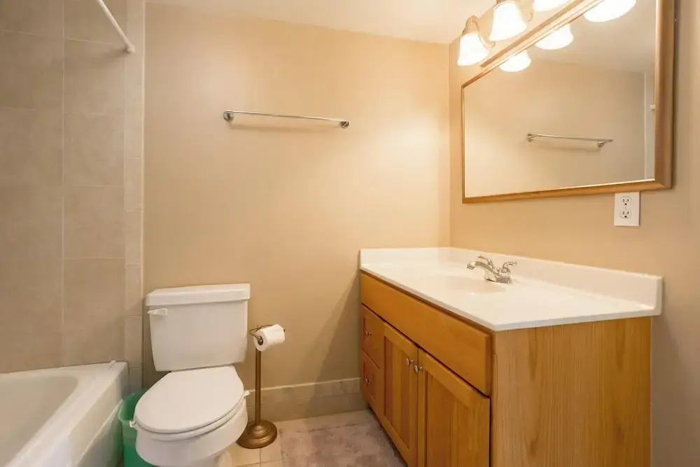 Mariners Court 204