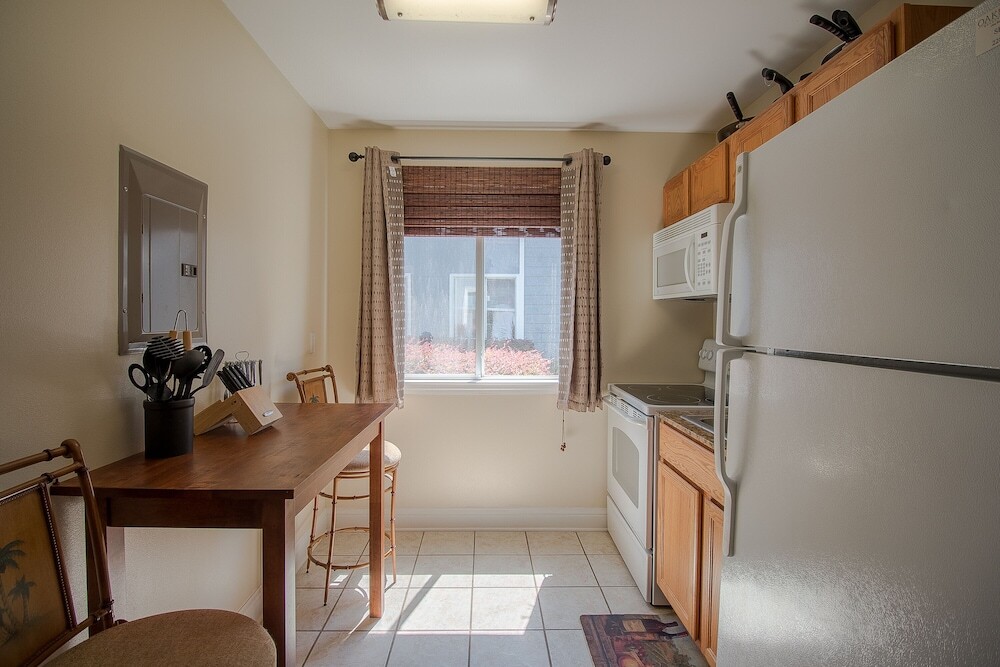 Oak Shores-Oak Shores Studio 39