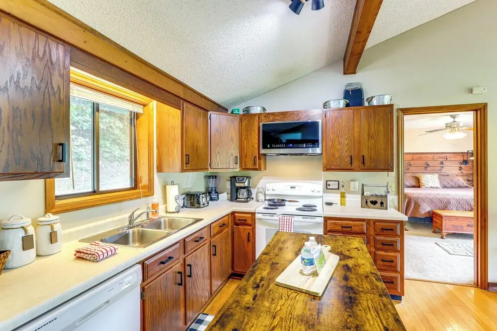 Maggie Valley Mountain Escape w/ Fireplace & Deck!