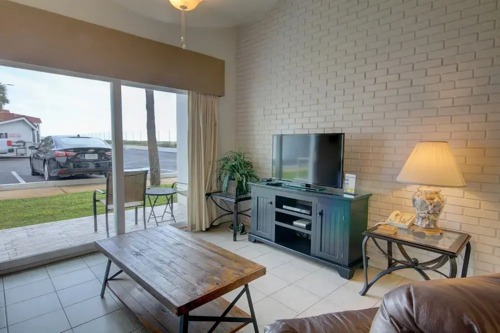 612 El Matador 1 Bedroom Condo by RedAwning