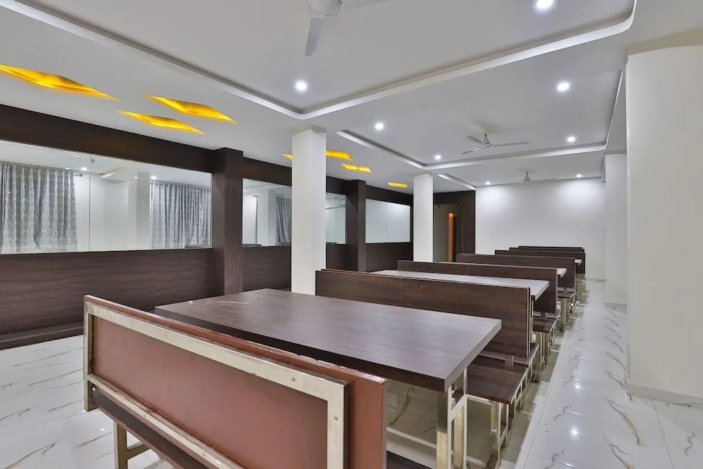 OYO 28444 Hotel Ab Apple