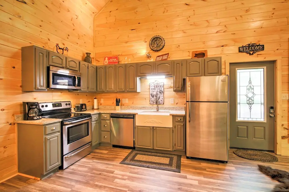 Gatlinburg Cabin w/ Hot Tub: 5 Mi to Downtown
