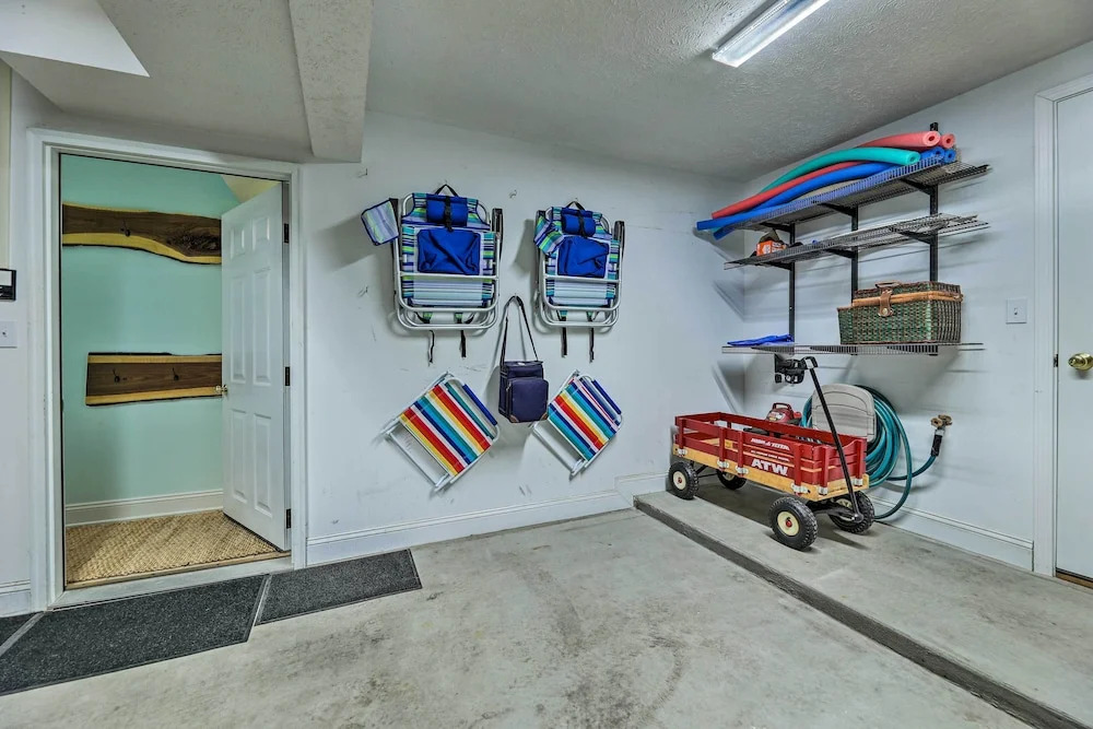 Bright Manistee Condo w/ Beach + Pool Access!