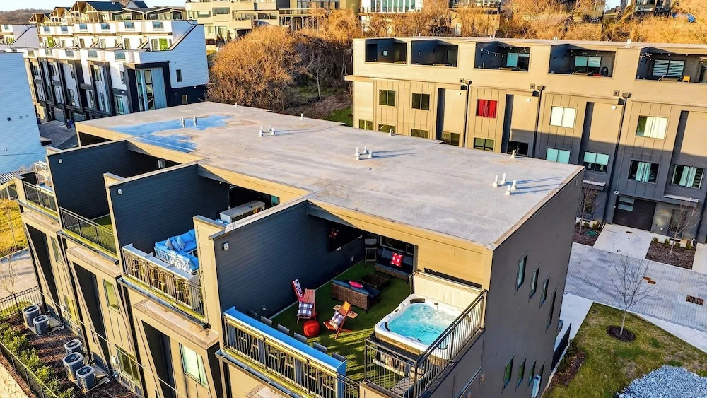 The Lodge by Avantstay Private Rooftop Lounge + Hot Tub + Skyline Views + Near Broadway