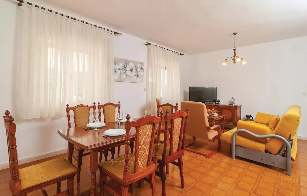 Awesome Home in Pucisca with Hot Tub, WiFi & 5 Bedrooms