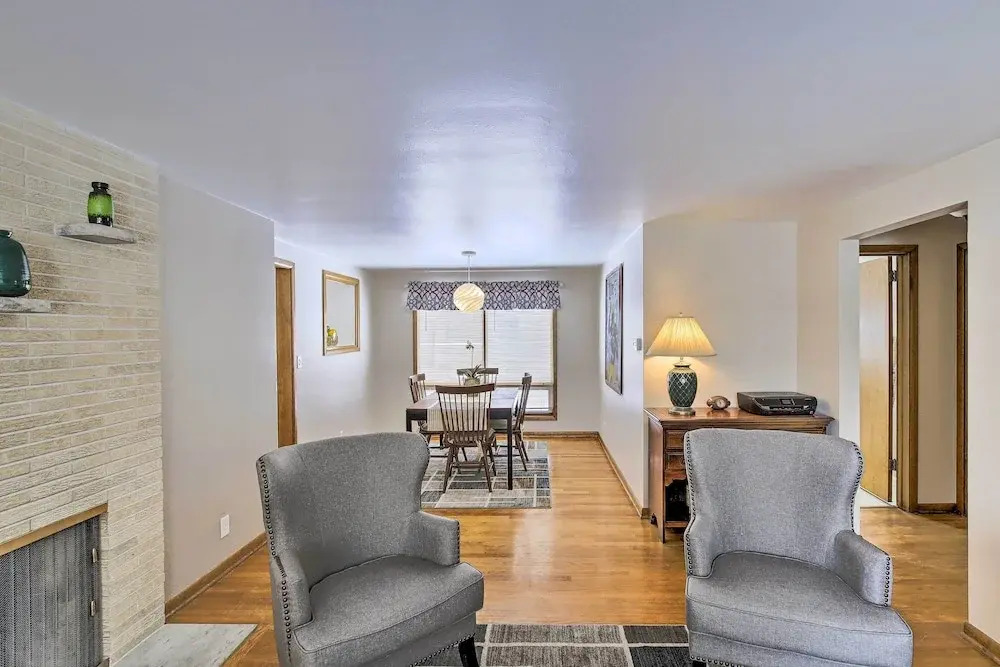 Green Bay Home: 3 Blocks to Lambeau Field!