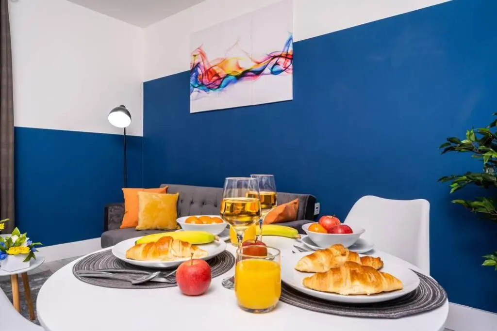 2 Bed Apartment, QE Hospital, Free Parking ,Netflix, Sleeps 4 Comfortable, 1 Double Bed x 2 Single Beds