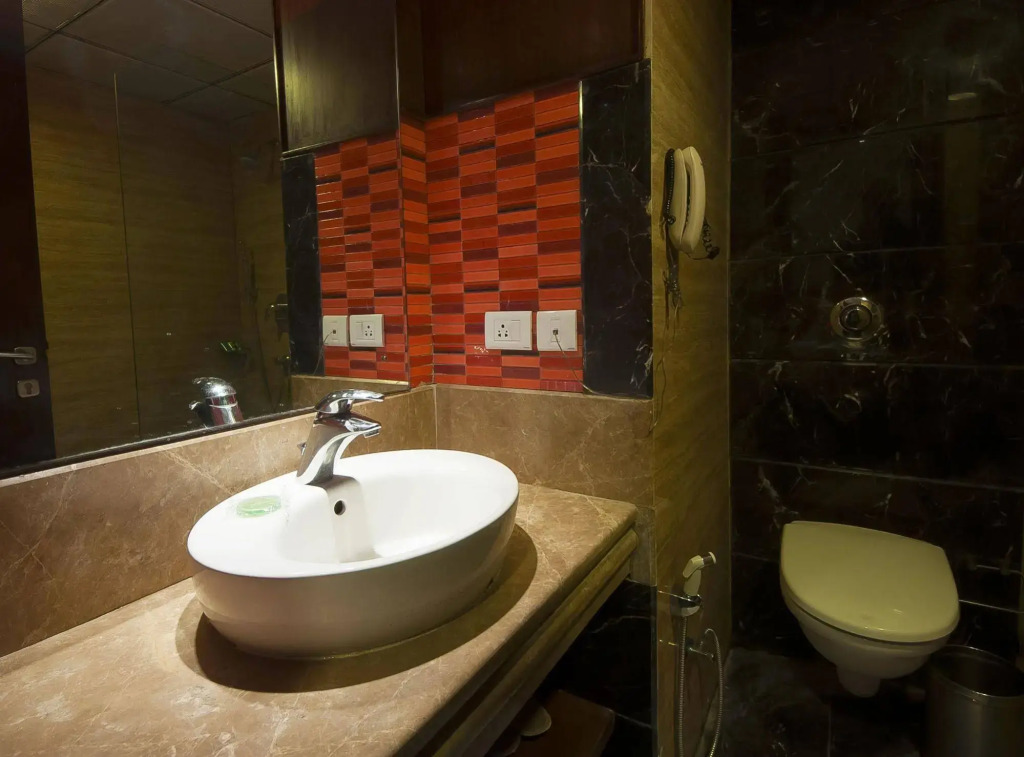 Hotel Aura - 05 Mins from New Delhi Railway Station & Connaught Place