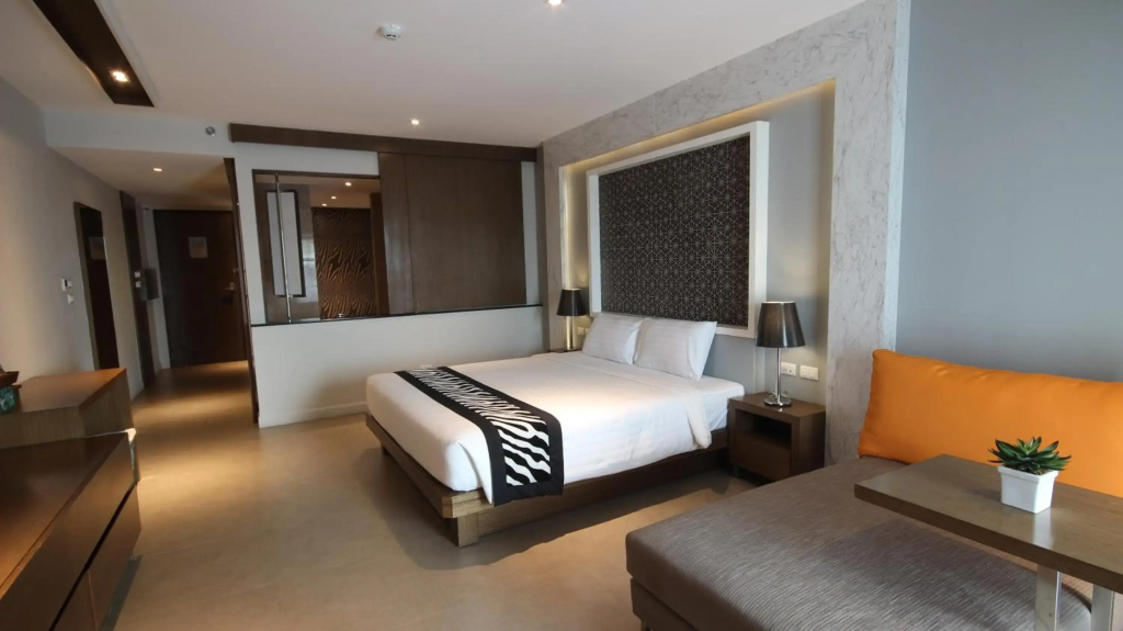 Season Five Hotel