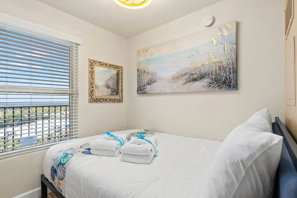 Come Visit Sophomore! 2BR 2BA Beachfront Condo!