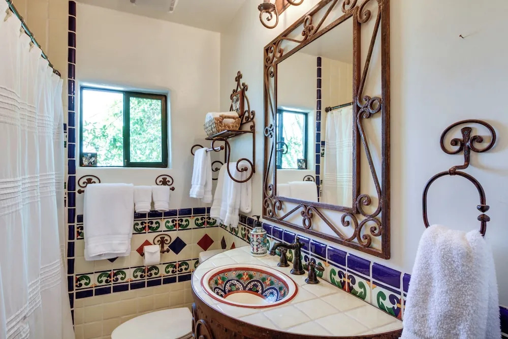 Eclectic Tucson Home 2 Mi to Saguaro National Park