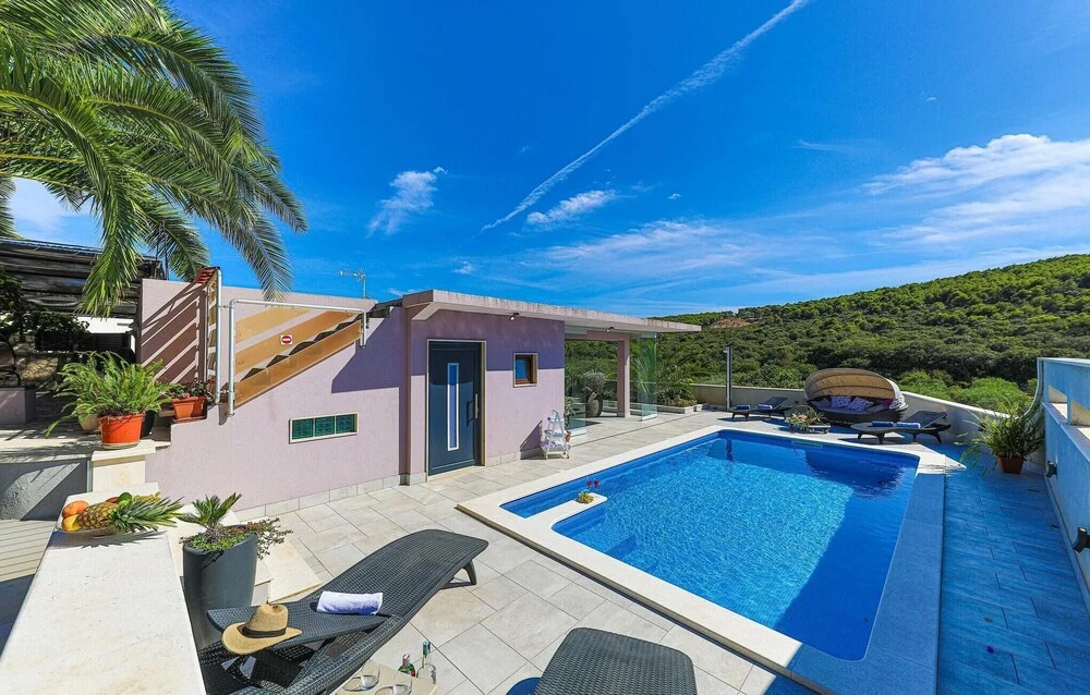 Amazing Home in Okrug Donji with WiFi, 5 Bedrooms & Hot Tub