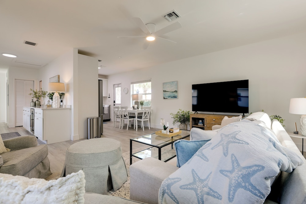 North Palm Beach Oasis w/ Hot Tub - 2 Mi to Ocean