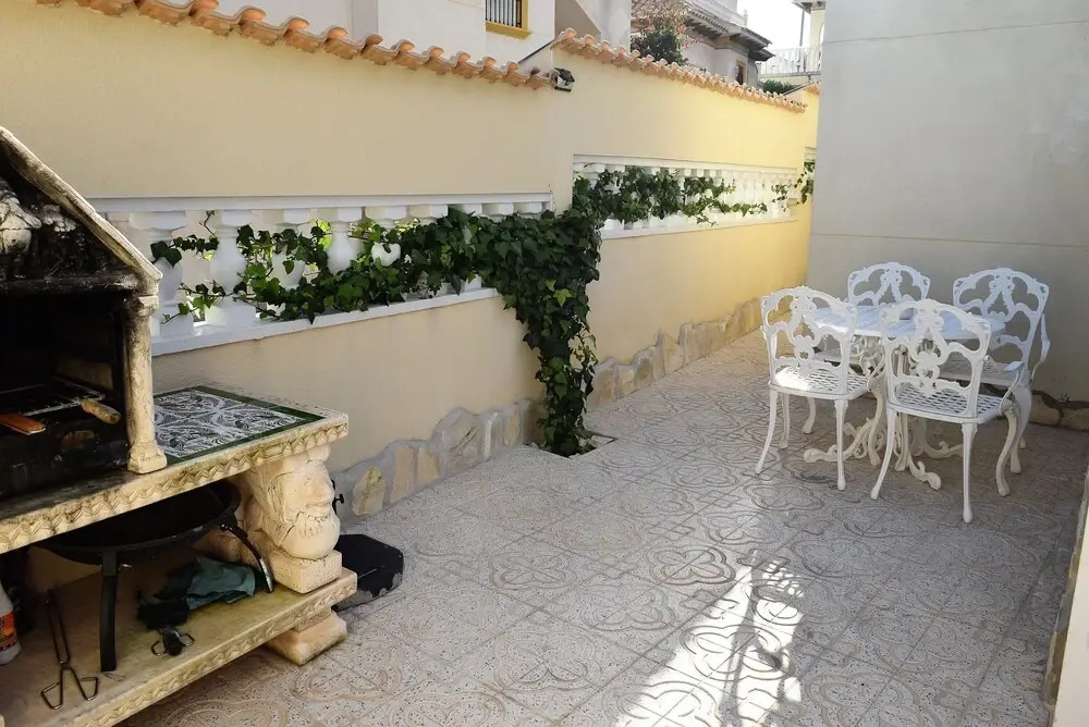 Upper floor Apartment semi-private pool