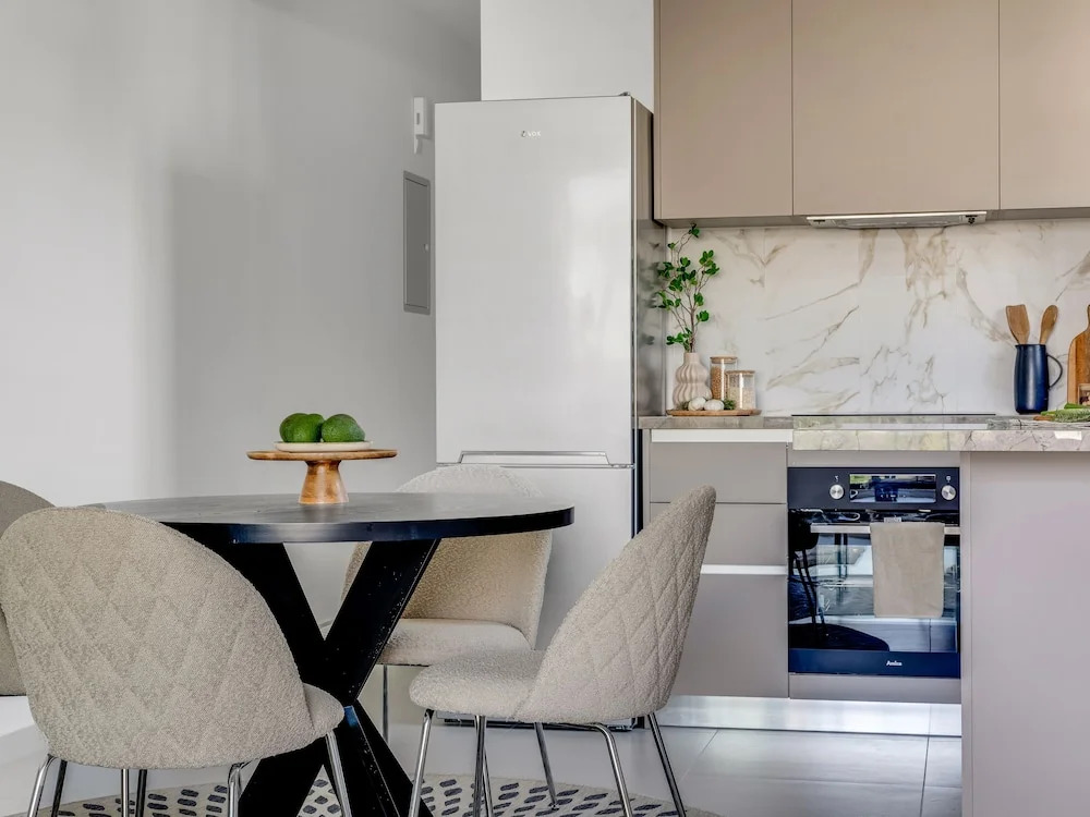 Sanders Triple - Nice 1-bdr Apt With Balcony