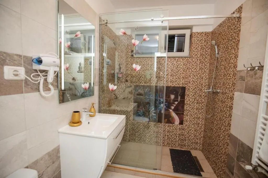 Golden Apartment 1