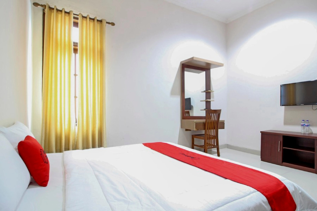 RedDoorz near Hartono Mall 3