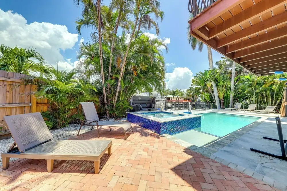 Pool & Home Theater: Lighthouse Point Home!