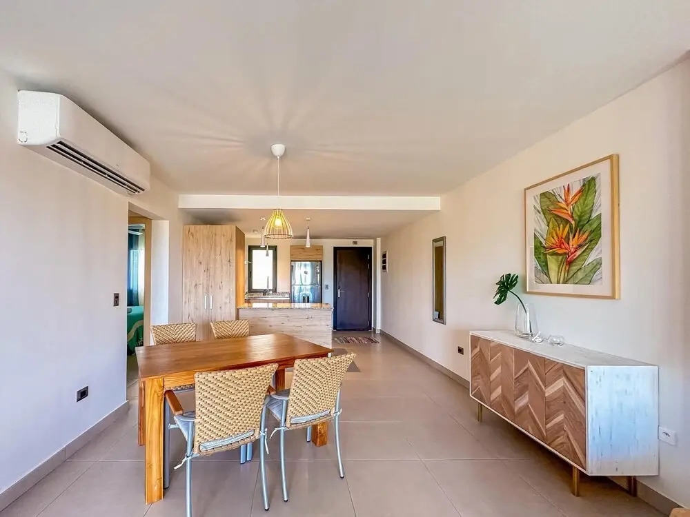 Modern Luxury Condo Close to the Beach