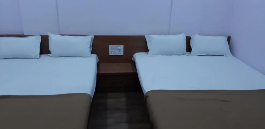 Rajhuns Deluxe Lodging